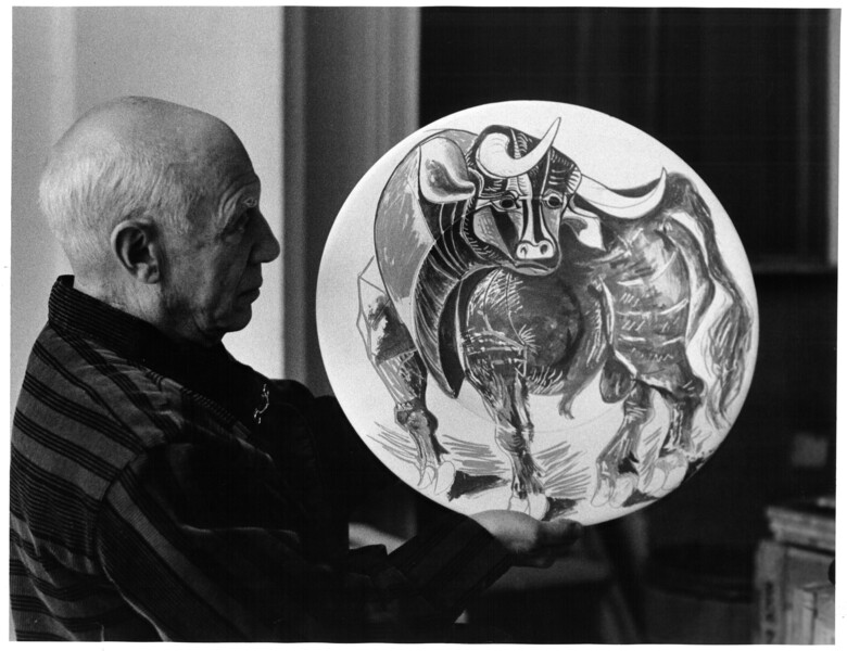 Picasso et Céramique (taureau)  Picasso and ceramics (bull) 1957  27,8 x 35,7 cm copyright Succession Picasso/DACS london 2019 Photo David Douglas Duncan