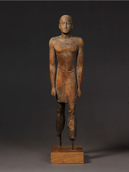 Statuette d’homme debout, Égypte. Basse Époque  (399-300 avant notre ère). Bois © Musée du Louvre,  Dist. RMN-Grand Palais / Christian Decamps 