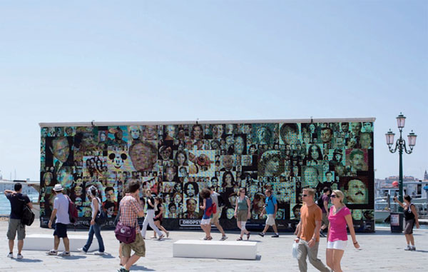 </td></tr><tr><td>DROPSTUFF.eu, initiative de plateforme digitale lanc&eacute;e en 2008 aux Pays-Bas, pr&eacute;sente des cr&eacute;ations audiovisuelles et des jeux artistiques gr&acirc;ce &agrave; des &eacute;crans LCD install&eacute;s dans les espaces publics. Une mani&egrave;re innovante et interactive de rendre l&rsquo;art accessible au grand public, qui peut participer activement &agrave; ces installations, via une application d&eacute;di&eacute;e sur smartphone. <br>A l&rsquo;occasion de SHOW OFF, un &eacute;cran de 15 x 4m install&eacute; aux abords de la foire diffusera les travaux de plusieurs artistes de la collection de Dropstuff, notamment Driessens/Verstappen, Mieke Gerritzen/Zesbaans, Wayne Horse, Oneseconds et Geert Mul. Une signal&eacute;tique renforc&eacute;e et des op&eacute;rations de street marketing viendront &eacute;galement compl&eacute;ter ce dispositif pour faire de SHOW OFF la foire off la plus visible.<p><a href=