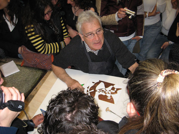 Hector Saunier explique la gravure à un groupe d'enfants