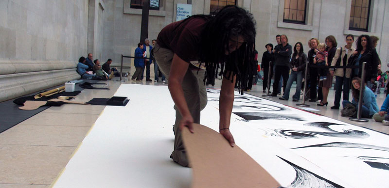 LASSAÂD METOUI British Museum, performance avec pinceau de 80cm, 2006