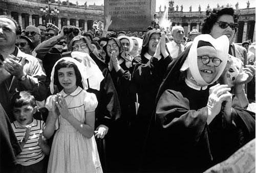 Apparition Papale Rome © William Klein Courtesy galerie Le Réverbère, Lyon