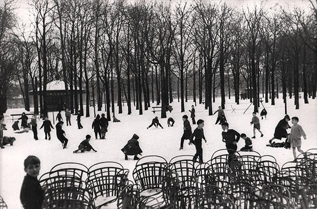 lot 63 - Edouard Boubat Première neige au Jardin du Luxembourg, Paris, 1955