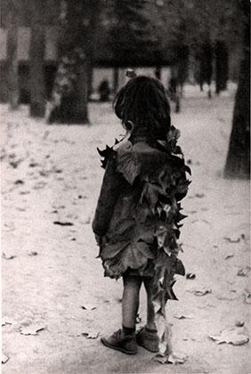 lot 37 - Edouard Boubat La petite fille aux feuilles mortes, jardin du Luxembourg, Paris, 1946.