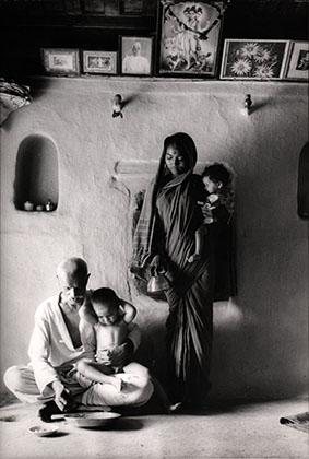 Lot 151 - Edouard Boubat Famille indienne, 1962
