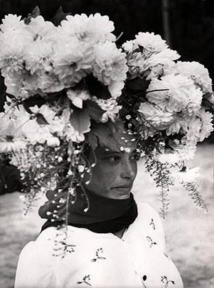 Lot 33 -Edouard Boubat Femme revenant du marché aux fleurs, Portugal, 1957. 