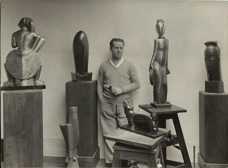 Miklós Gusztáv dans son atelier, Paris , 1931