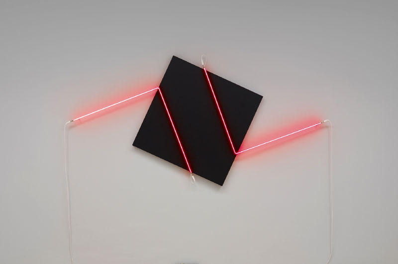 François MORELLET  Contresens n°2 - 2015 2 angles de néon rouge et acrylique sur toile sur bois 133 x 274 cm (panneau 100 x 100 cm) courtesy galerie Catherine Issert photo © François Fernandez