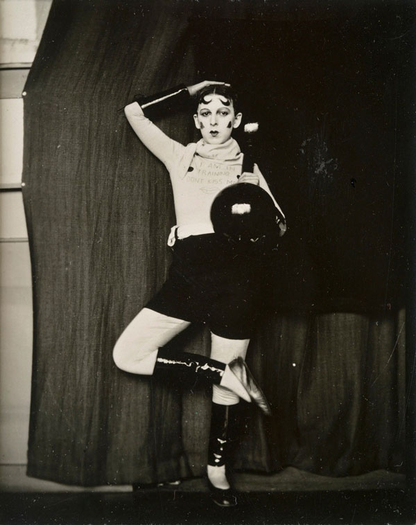 Claude Cahun, Auto-portrait (don't kiss me I'm in training), c.1927, tirage gelatine argentique, 10 x 7,9 cm