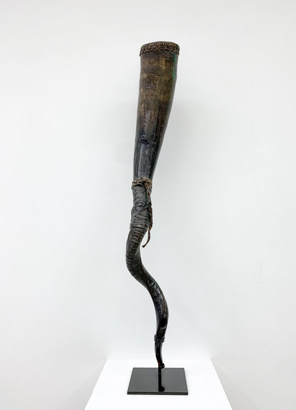 Anonyme  Milieu XXe siècle  Hauteur: 85 cm  Trompe d’appel Lopit du Soudan  Trompe constituée d’une corne d’antilope emmanchée dans une corne de zébu.  Provenance : Soudan  Courtesy de la galerie Afrique- Alain Dufour 