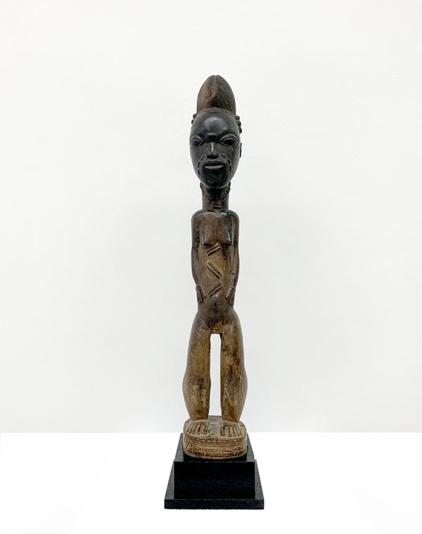 Anonyme  Début du XXe siècle  Hauteur: 49 cm  Statue Baoule Côte d’Ivoire  Statue Baoulé de Côte d’Ivoire. Statue féminine dite Blolobla, double de l’au-delà. Bois  lourd. Coiffe à chignon de la région de Dimbokro, sud du pays Boulé.  Provenance : Côte d’Ivoire  Courtesy de la galerie Afrique- Alain Dufour 