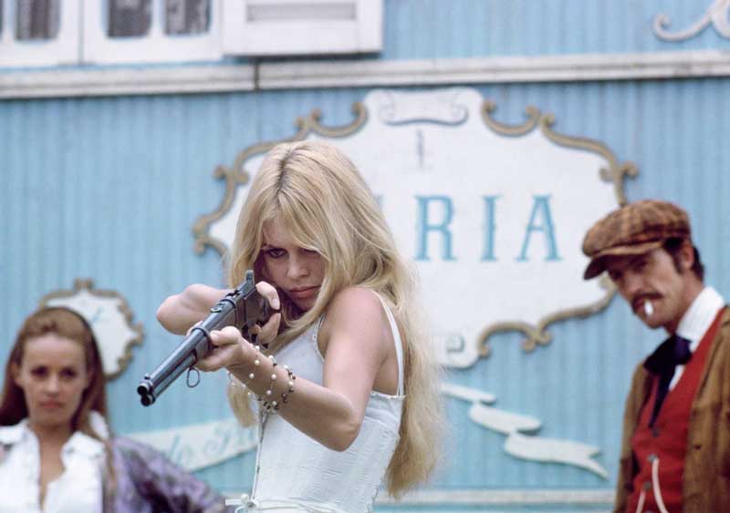 Douglas KIRKLAND | Brigitte Bardot – Tir à la carabine, Viva Maria, 1965 Photographie originale - Tirage aux pigments d’encre 93 x 118 cm / 37 x 47 inch| Edition de 24 exemplaires