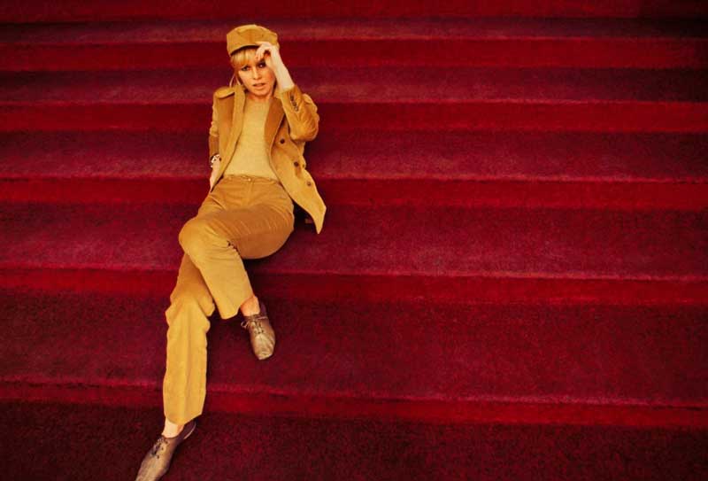 Douglas KIRKLAND – Brigitte Bardot on the red stairs, 1965