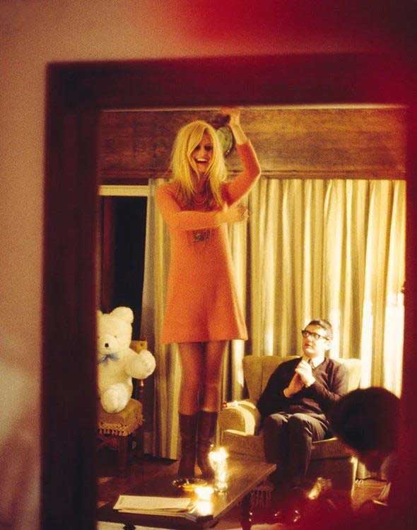 Douglas KIRKLAND – Brigitte Bardot dancing on the table, 1967