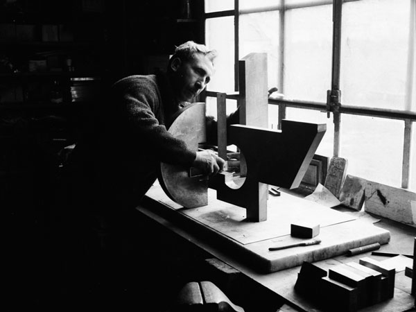 Marino Di Teana dans la forge de son atelier de Périgny, 1965 © Pierre Joly & Véra Cardot