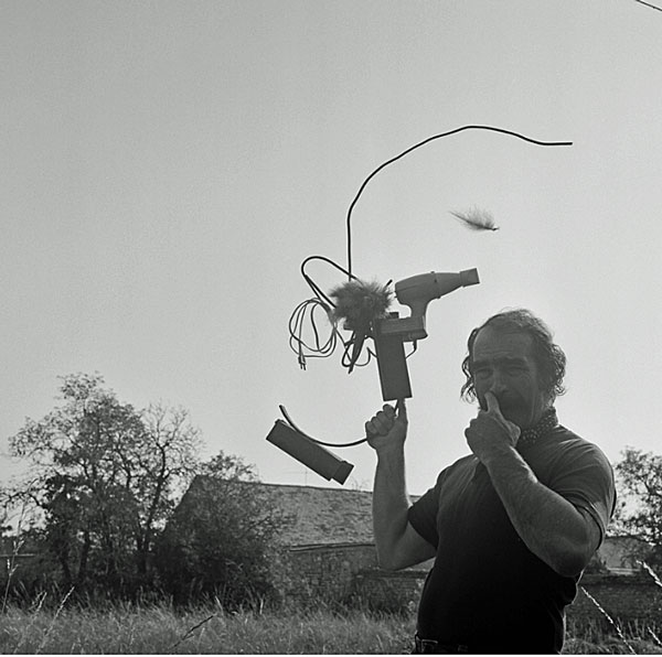 Jean Tinguely tenant un débriscollage,  1974 Photo ; Leonardo Bezzola