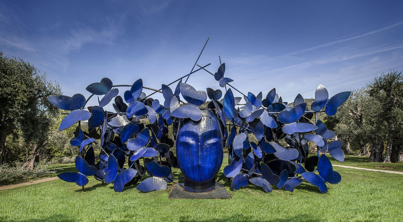 Manolo Valdés, Mariposas, 2015 Painted steel and steel wires, 540 x 1100 x 660 cm (212.6 x 433.1 x 259.8 in)