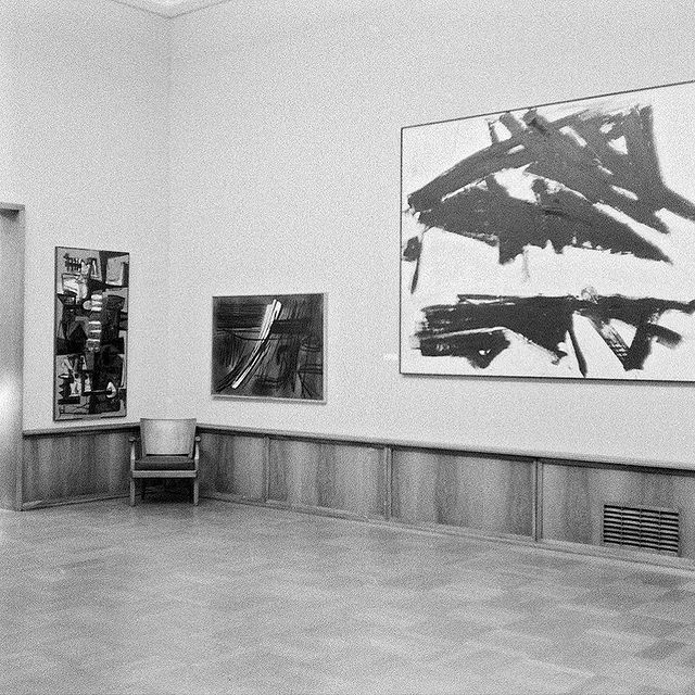 John Levee, Hans Hartung and Franz Kline in Kunstmuseums Basel, 1959 ( c. Maria Netter, Schweizerisches  Institut für Kunstwissenschaft SIK-ISEA, Courtesy Fotostiftung Schweiz). 