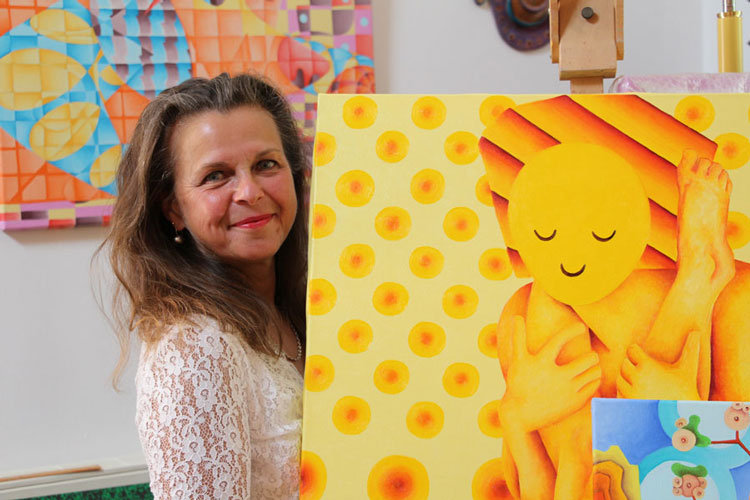 Gilda Richet portrait de l'artiste dans son atelier devant une toile de la série Eroticones