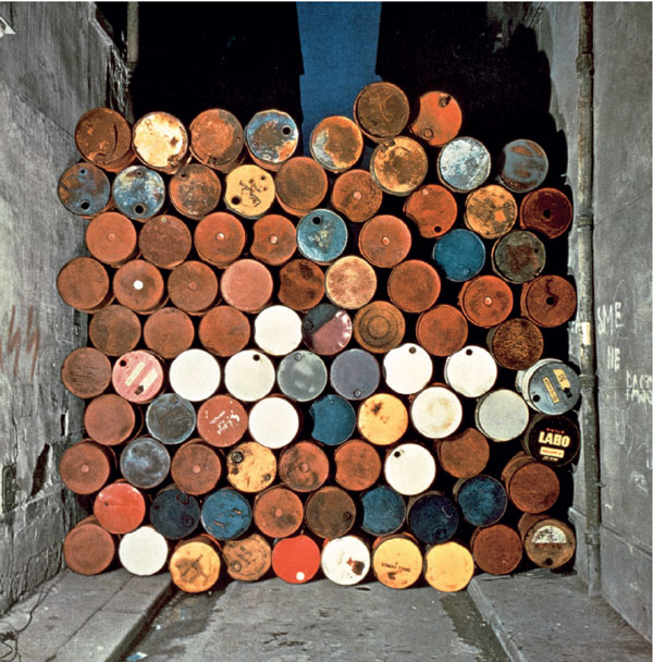 Mur provisoire de tonneaux métalliques –  Le Rideau de fer, rue Visconti, Paris, 27 juin 1962  [Temporary Wall of Oil Barrels – The Iron Curtain,  Rue Visconti, Paris, 27 June 1962] © Christo 1962 Photo © Jean-Dominique Lajoux 