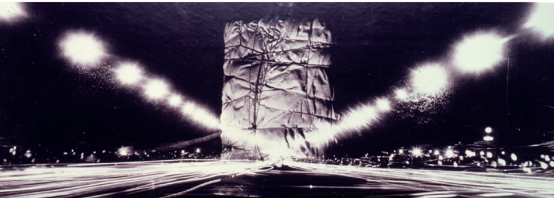 Édifice public empaqueté (Projet pour l’Arc de Triomphe, Paris), 1962-1963 [Wrapped Public Building (Project for The Arc de Triomphe, Paris)] Photomontage of two photographs by Shunk-Kender 25.2 × 70.8 cm Collection of the artist © Christo 1962 Photo © Shunk-Kender