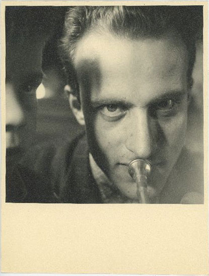 ON N'EST PAS LÀ POUR SE FAIRE ENGUEULER. Boris Vian apprenant à jouer de la trompette à son fils Patrick en 1946 © Cohérie Boris Vian