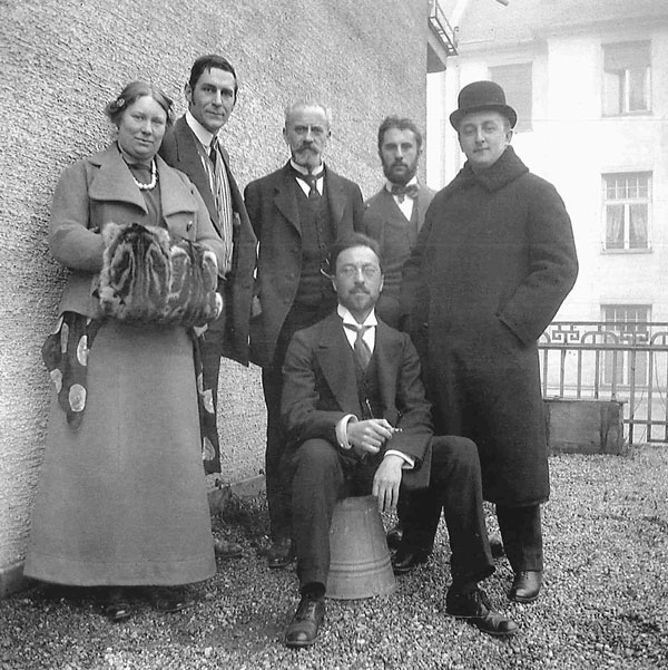 Membres du « Blaue Reiter » sur le balcon du 36, Ainmillerstrasse, Munich (de gauche à droite: Maria et Franz Marc, Bernhard Koehler, Heinrich Campendonk, Thomas von Hartmann, assis devant Wassily Kandinsky), 1911/1912 Photo: Gabriele Münter Gabriele Münter- und Johannes Eichner-Stiftung, Munich © 2016, ProLitteris, Zurich