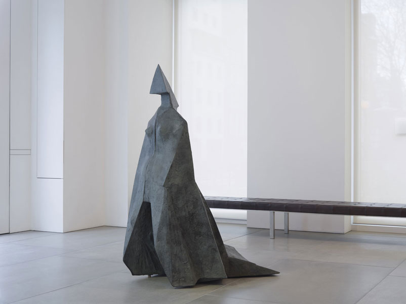 Lynn Chadwick  Cloaked Figure IX 1978  bronze, 185 x 101 x 140 cm  Gracieusement prêtée par The Estate of Lynn  Chadwick and Blain|Southern  photo : Peter Mallet 