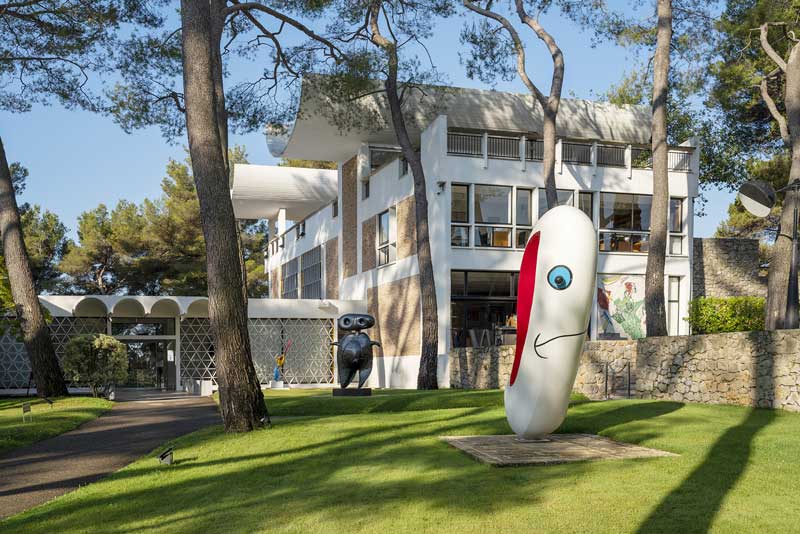 Façade et jardin de la Fondation Maeght / photo Olivier Amsellem © Fondation Maeght