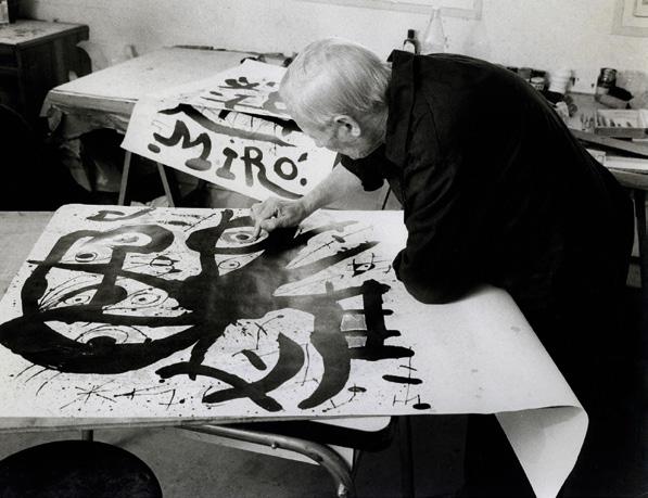 Miró réalisant une affiche à l'imprimerie ARTE-Adrien Maeght à Paris. © Photo Clovis Prévost / Archives Maeght.