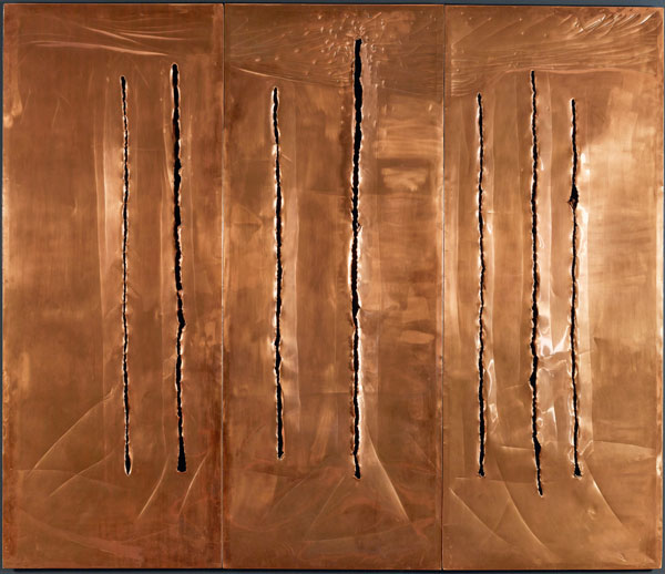 Lucio Fontana (1899–1968) Concept spatial, New York 10 (Concetto spaziale, New York 10), 1962 Trois panneaux de cuivre, fentes, grattages 94 × 234 cm Fondazione Lucio Fontana, Milan © Fondazione Lucio Fontana, Bilbao, 2019