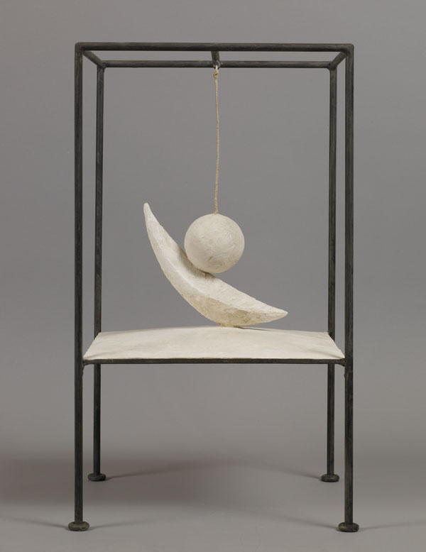 Alberto Giacometti Boule suspendue, 1930 - 1931 Plâtre, métal peint, ficelle 60,6 x 35,6  x 36,1  cm Fondation Giacometti, Paris © Succession Alberto Giacometti ,VEGAP, Bilbao, 2018