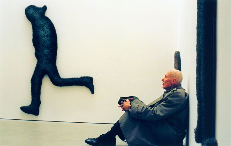 Foto: Richard Artschwager in his exhibition Gegenwärtig aber ungenau,  Georg Kargl BOX, Vienna, 2005.