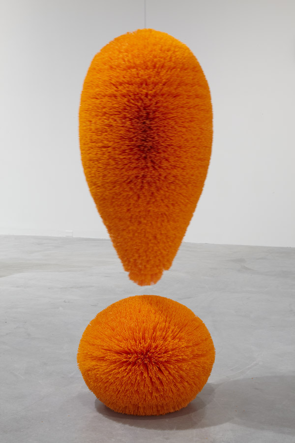 Richard Artschwager  Exclamation Point , 2010  Plastic bristles on a mahogany core painted with latex  165.1 × 55.9 × 55.9 cm  Private collection  Courtesy Gallery Xavier Hufkens, Brussels  Photo: Allan Bovenberg  © Estate of Richard Artschwager, VEGAP, Bilbao, 2020 