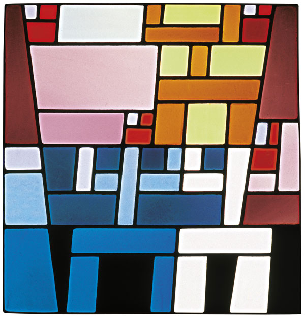 Sophie Taeuber-Arp. Vitrail Composition abstraite désaxée. c. 1926-27. Stained glass. 18 1/8 x 17 5/16″ (46 × 44 cm). Musée d’Art Moderne et Contemporain de Strasbourg. Photo: Musées de Strasbourg, A. Plisson. © 2020 Stiftung Arp e.V., Berlin/Rolandswerth / Artists Rights Society (ARS), New York