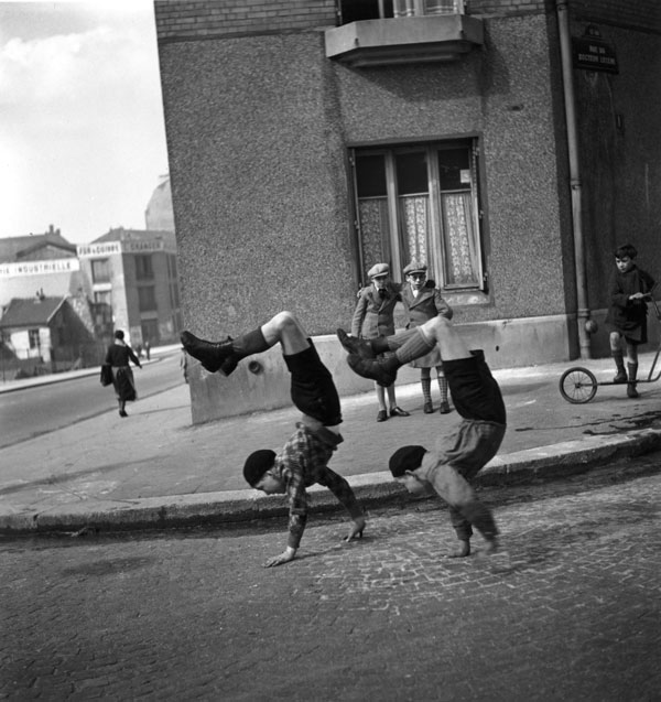 Robert Doisneau Les frères, rue du Docteur Lecène, Paris 1934 © Atelier Robert Doisneau