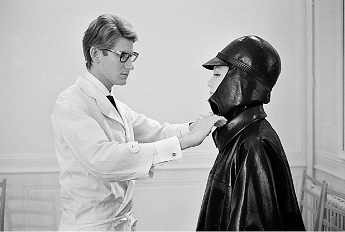 Yves Saint-Laurent travaillant sur sa collection automne-hiver 1963. Paris, 26 juillet 1963 © Claude Azoulay