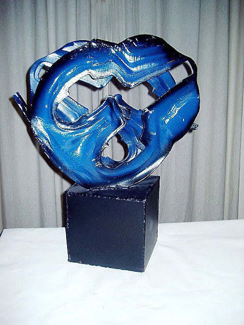 Une sculpture en acier de Lucio BITTENCOURT (né en 1953) dimensions 70 x 60 x 25 cm